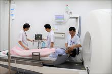 BS Việt phẫu thuật không dao cho bệnh nhân ung thư phổi di căn 2 ổ trên não